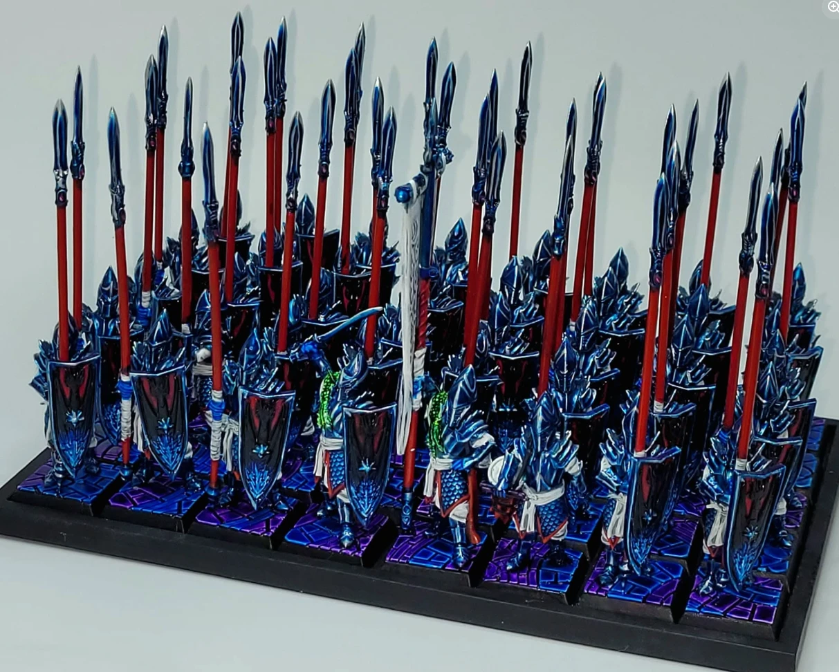 Elf spearmen regiment with red spears