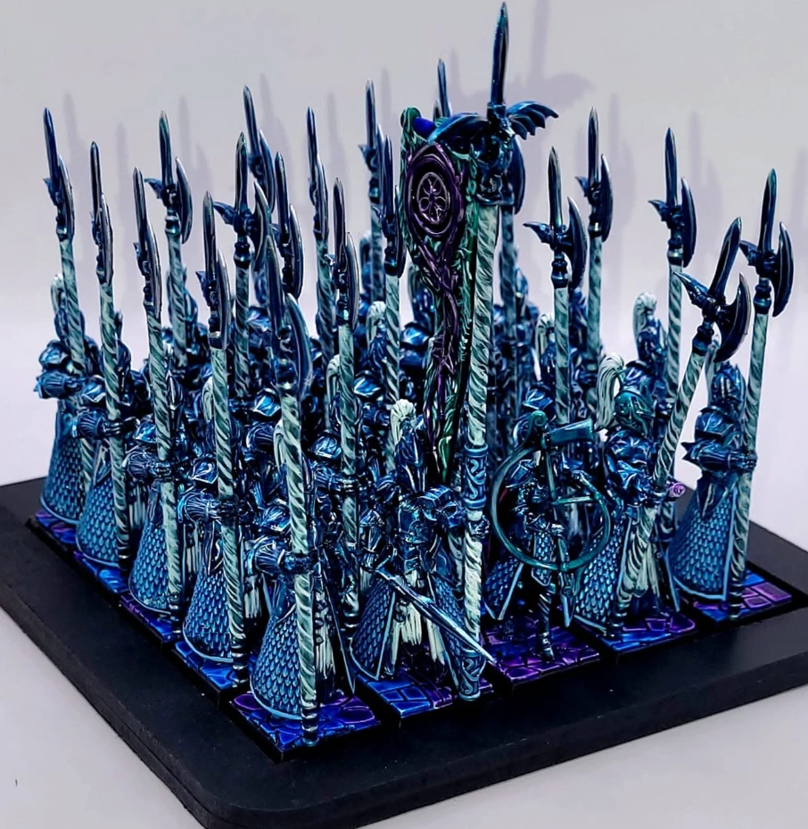 Elf halberdier regiment with banner